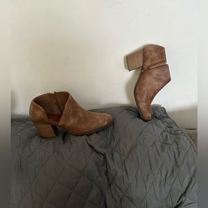 Beige heeled boots, gently worn Look great with bootcut jeans.